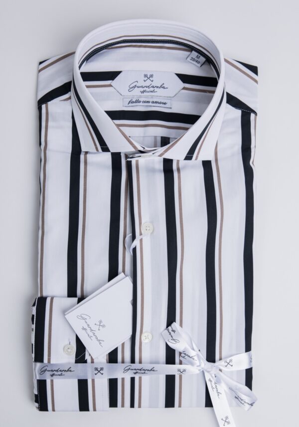 &Pi;&omicron;&upsilon;&kappa;ά&mu;&iota;&sigma;&omicron; &Mu;&epsilon; &Phi;&alpha;&rho;&delta;&iota;ά &Rho;ί&gamma;&alpha;, GUARDAROBA