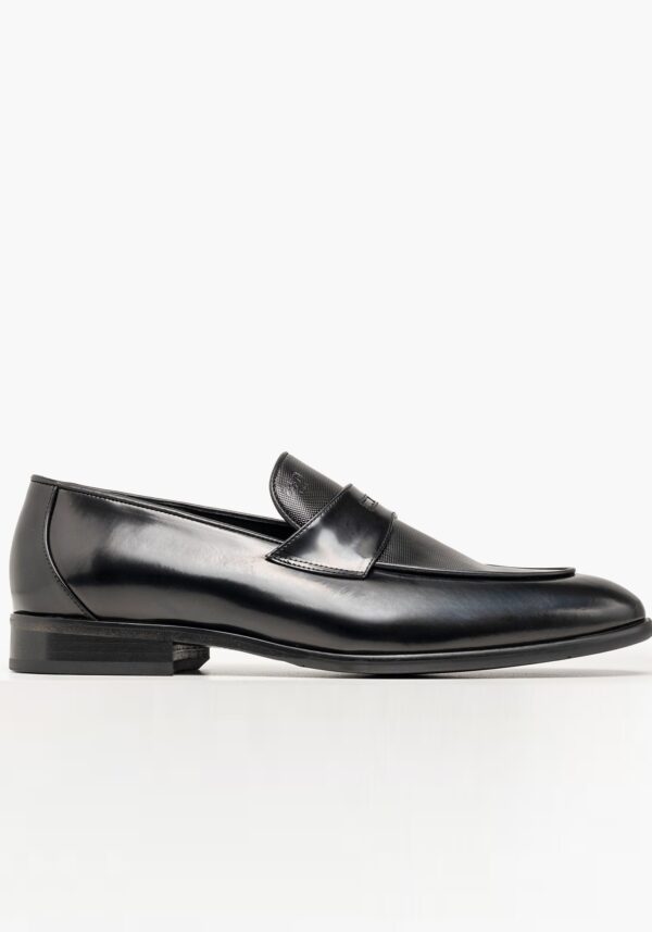 &Pi;&alpha;&pi;&omicron;ύ&tau;&sigma;&iota; &Mu;&omicron;&kappa;&alpha;&sigma;ί&nu;&iota; &Mu;&alpha;ύ&rho;&omicron;, BOSS SHOES